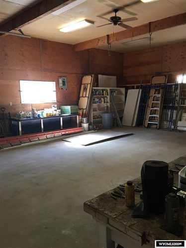 305 Lakeview Dr, Mills, WY 82604